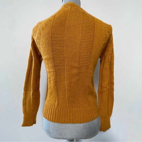 Vintage mustard embroidered flower sweater with keyhole front closure - Picture 4 of 5